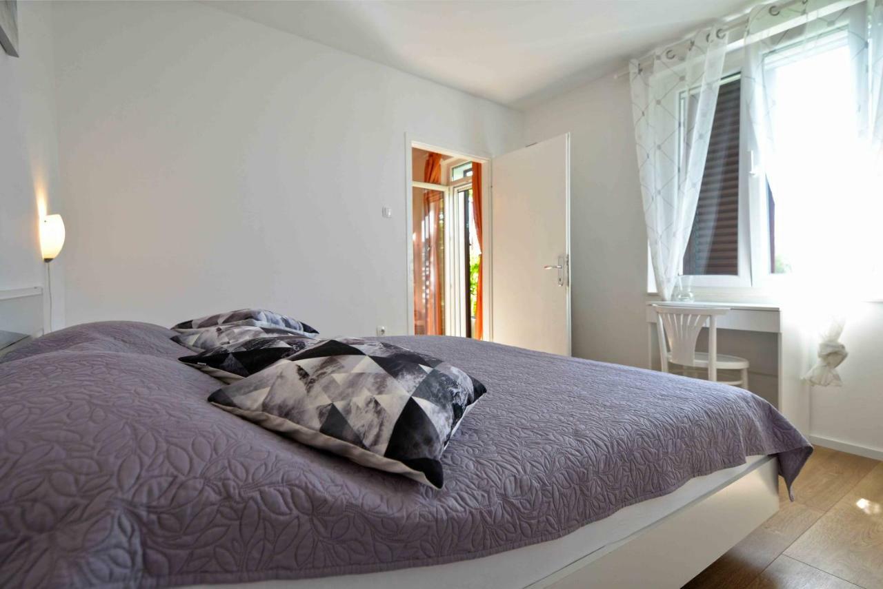 Beach Apartment Kate With Sea View, Balcony And Parking, Murter, Dalmatia Екстер'єр фото