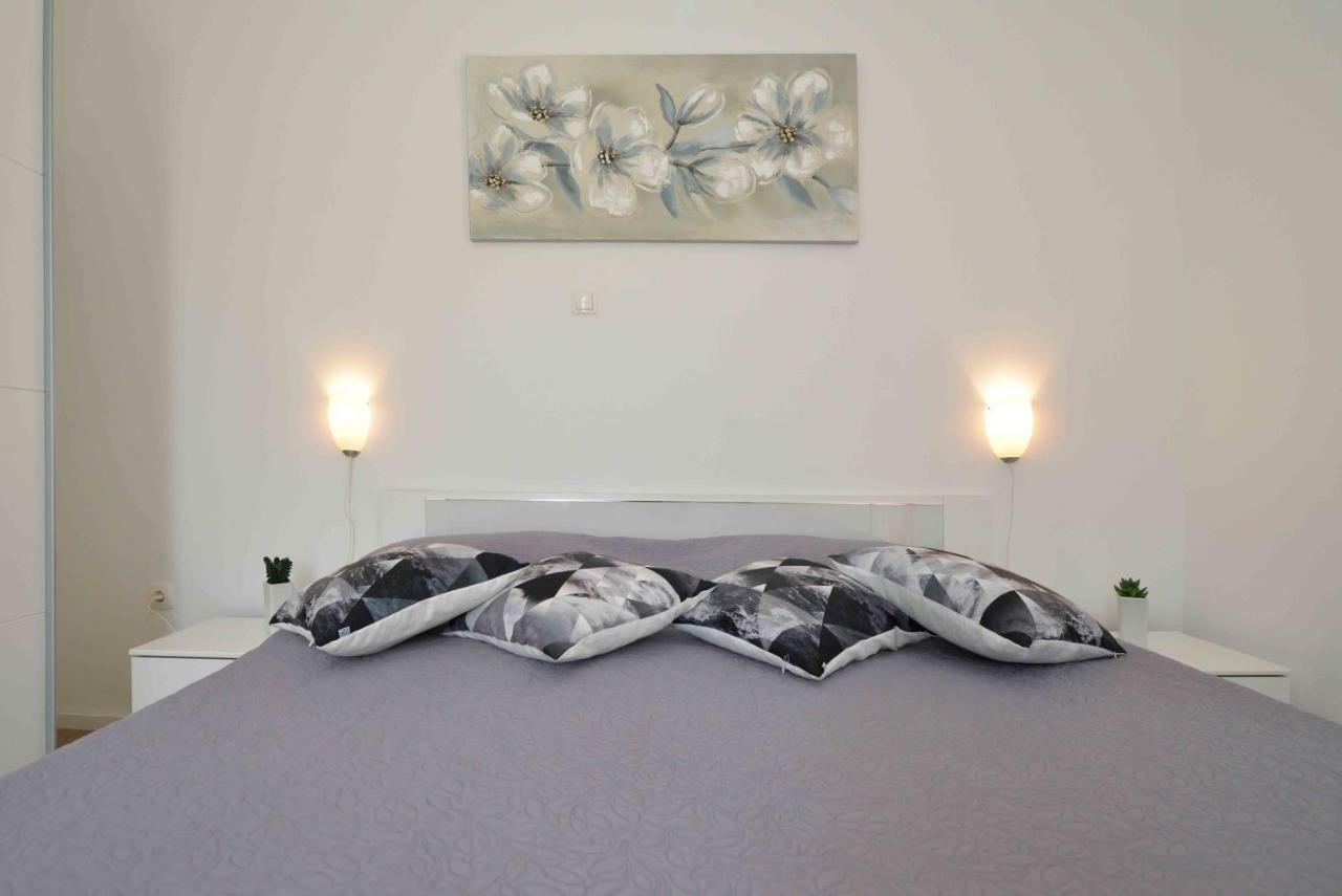 Beach Apartment Kate With Sea View, Balcony And Parking, Murter, Dalmatia Екстер'єр фото
