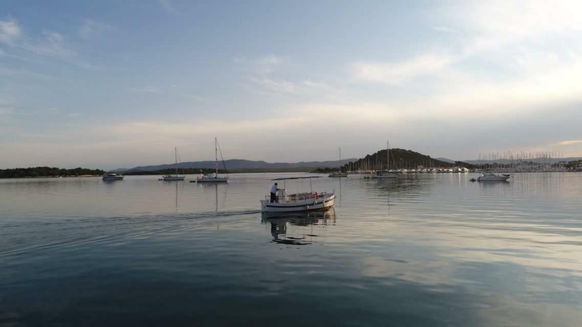 Beach Apartment Kate With Sea View, Balcony And Parking, Murter, Dalmatia Екстер'єр фото